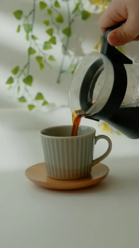 ドリップでコーヒーを注ぐ瞬間をとらえた料理撮影作例