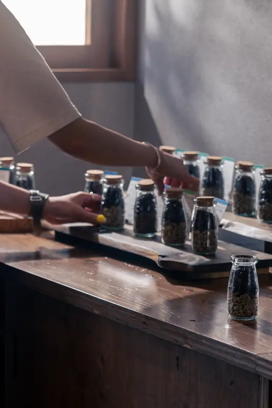 iruba(いるば)様 コーヒーの瓶詰め作業の手元を撮影