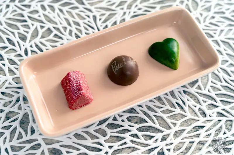 カラフルな和菓子を俯瞰で構成した料理撮影作例