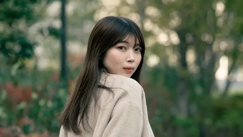 紅葉の中の横顔をとらえた屋外ポートレート(制作実績)