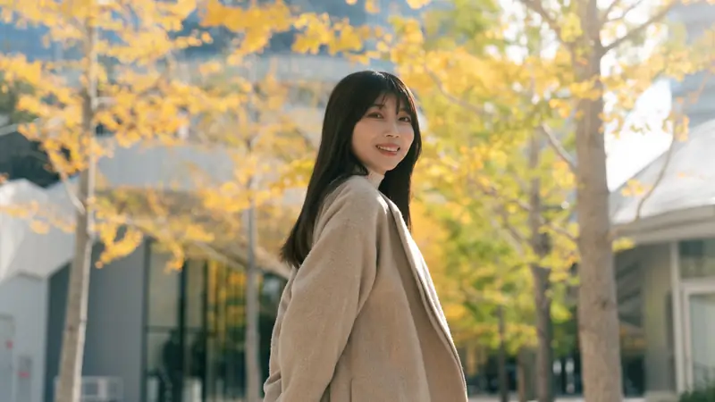 秋の光の中で見上げる女性の屋外ポートレート(制作実績)