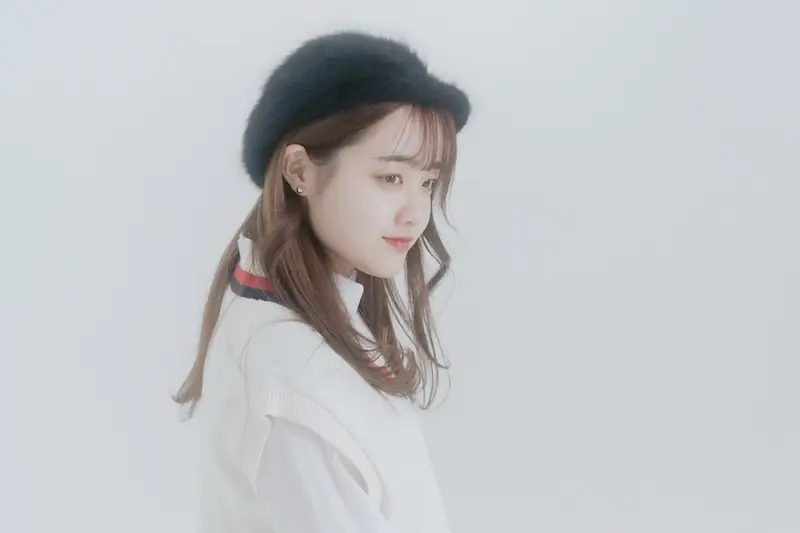 白背景でベレー帽の女性を撮影したスタジオポートレート(制作実績)