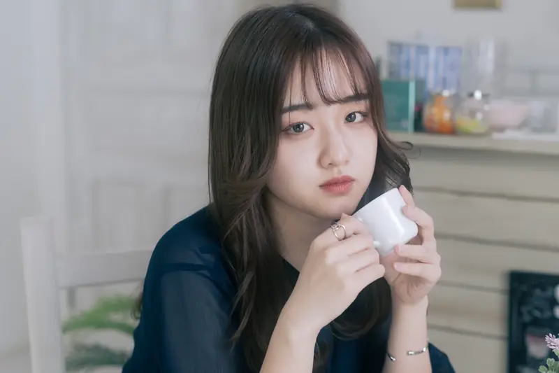 カフェでカップを持つ女性のポートレート撮影(制作実績)