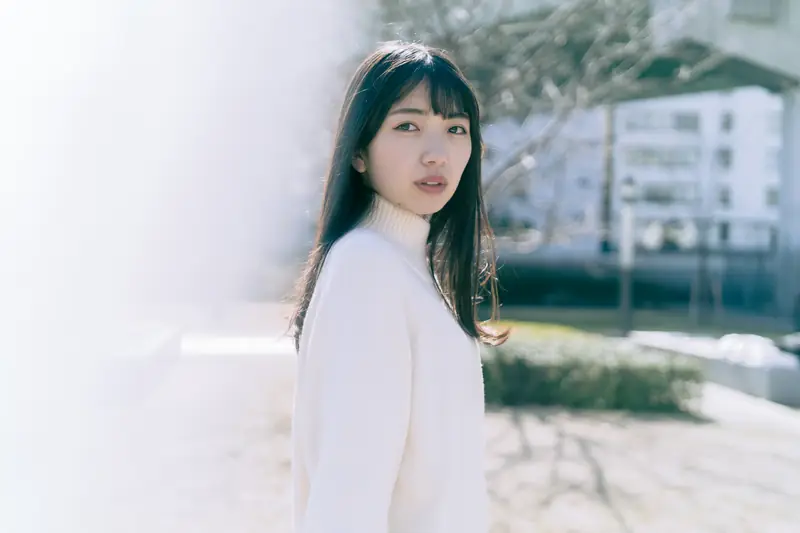 本棚のリフレクションを使ったアート性のあるポートレート(制作実績)